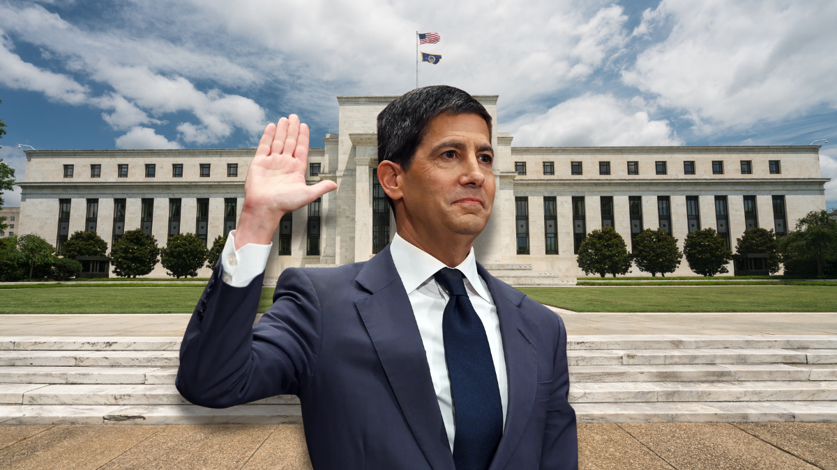 Kevin Warsh กำลังก้าวขึ้นไปยืนที่โพเดียมภายในธนาคารกลางสหรัฐ
