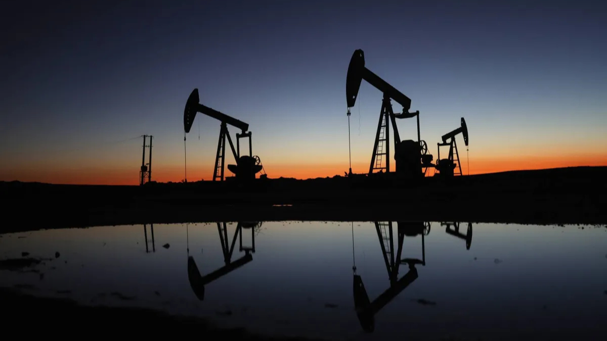 Oil-extends-losses-cover