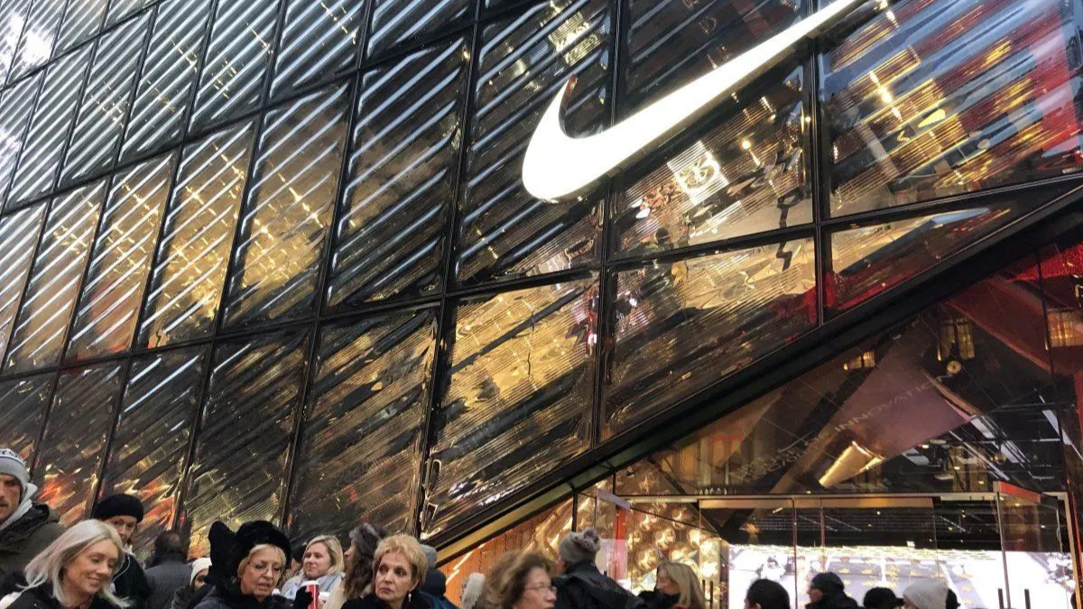 Nike-the-smartest-dividend-stock-to-buy-cover